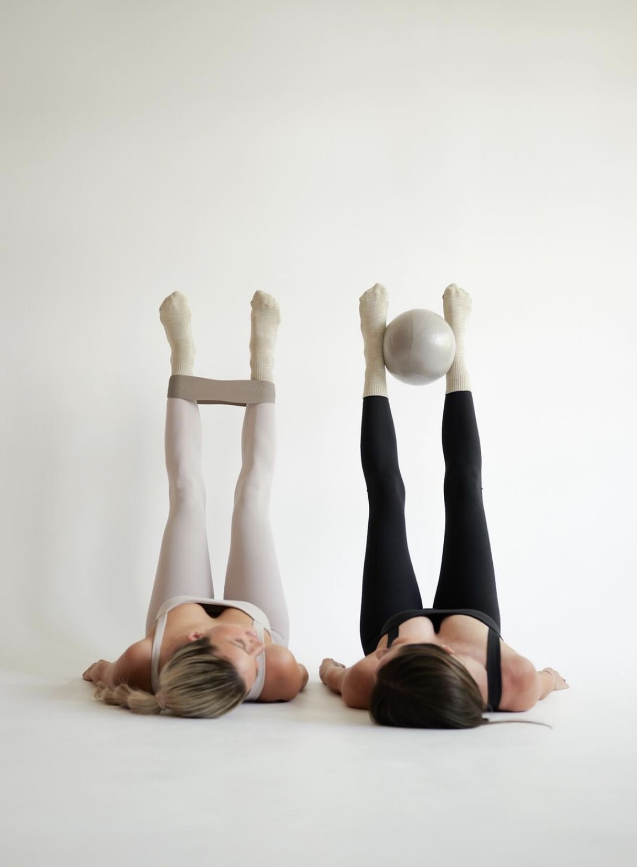 Zwei Frauen beim Mat Pilates im EFY STUDIOS